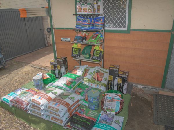 A photo of the range of fertilisers available at Geographe Timber & Hardware they will help ou choose the right fertiliser