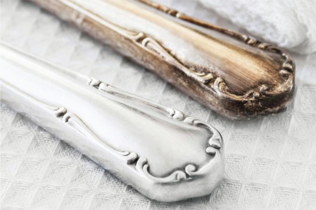 Comparison of tarnished and restored silverware after rust and stain removal, highlighting Ranex Rustbuster’s cleaning capability.